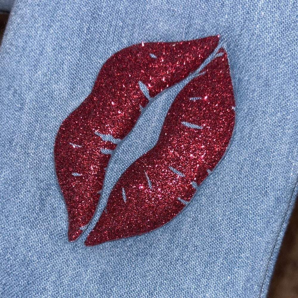 Ozias Paris lip clutch as seen on Sabrina Carpenter. - Picture 14 of 14
